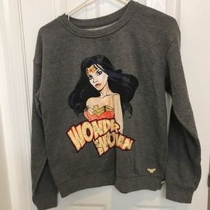 Comfortable Gray Wonder Women Sweatshirt in Medium